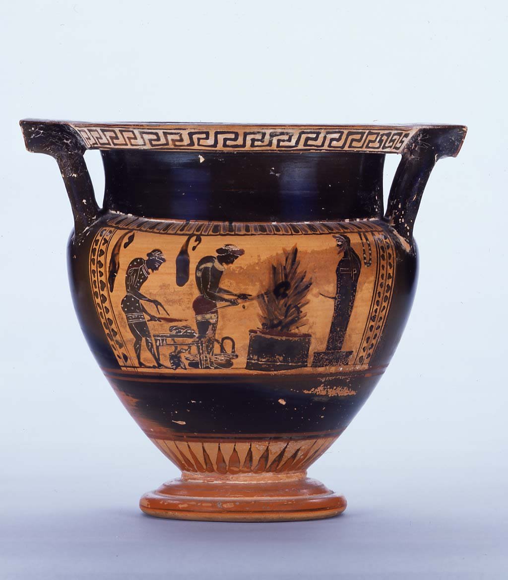 Cratere attico a colonne a figure nere, 520-510 a.C. Scena sacrificale davanti a una statua di Hermes; a sinistra splanchnoptes coronato che taglia le carni dell’animale sacrificale, al centro giovane coronato che cuoce. Credito fotografico: ArchaiOptix, CC BY-SA 4.0 , via Wikimedia Commons https://commons.wikimedia.org/wiki/File:Attic_black-figure_column-krater_-_ABV_extra_-_sacrifice_to_Hermes_-_fight_-_London_BM_1837-0609-38_-_02.jpg Cratere attico a colonne a figure nere, 520-510 a.C. Scena sacrificale davanti a una statua di Hermes; a sinistra splanchnoptes coronato che taglia le carni dell’animale sacrificale, al centro giovane coronato che cuoce. Credito fotografico: ArchaiOptix, CC BY-SA 4.0 , via Wikimedia Commons https://commons.wikimedia.org/wiki/File:Attic_black-figure_column-krater_-_ABV_extra_-_sacrifice_to_Hermes_-_fight_-_London_BM_1837-0609-38_-_02.jpg