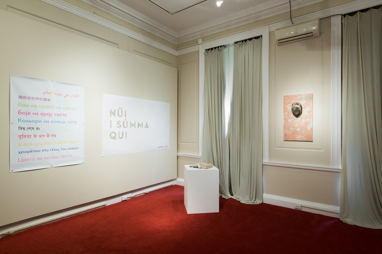  Young Italians, veduta espositiva della mostra, Sala II (da sinistra a destra): Elena Mazzi, Colors at the end of the world, 2011; Irene Dionisio, Nüi I Súmma qui, 2016; Domenico Antonio Mancini, Per una nuova teologia della liberazione 04, 2018; Gian Maria Tosatti, 5_I fondamenti della luce - archeologia (maschera da scherma e intonaco), 2015-2016. Photo-credit: Alexa Hoyer © 2018. Courtesy Magazzino Italian Art Foundation, Cold Spring (New York)