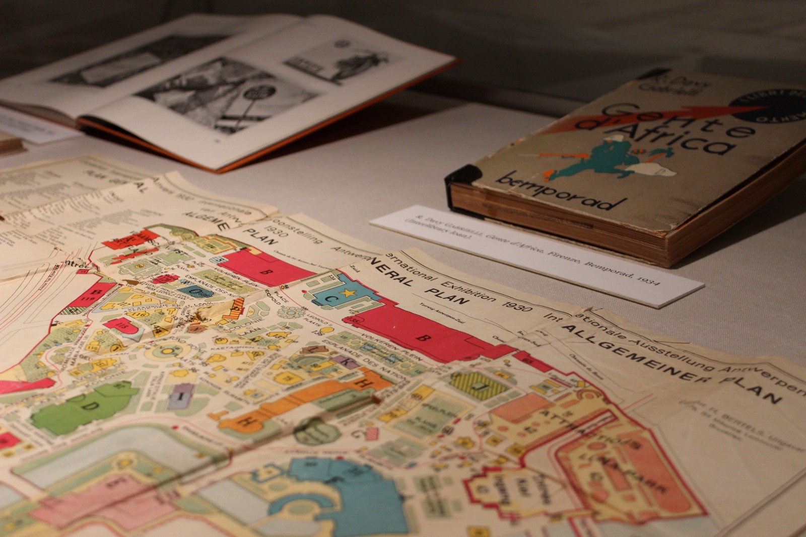 Dettaglio di una vetrina espositiva della mostra Literature as Document. Visual culture of the Thirties, 2012 –2013 © Anne Reverseau Dettaglio di una vetrina espositiva della mostra Literature as Document. Visual culture of the Thirties, 2012 –2013 © Anne Reverseau