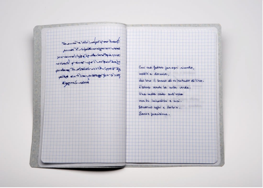 Sabrina Mezzaqui, Cucire (A.A.) 2014, ricamo su tessuto, quaderno aperto 23x31 cm. Courtesy Galleria Passaggi, Pisa. Foto Rino Canobbi Sabrina Mezzaqui, Cucire (A.A.) 2014, ricamo su tessuto, quaderno aperto 23x31 cm. Courtesy Galleria Passaggi, Pisa. Foto Rino Canobbi