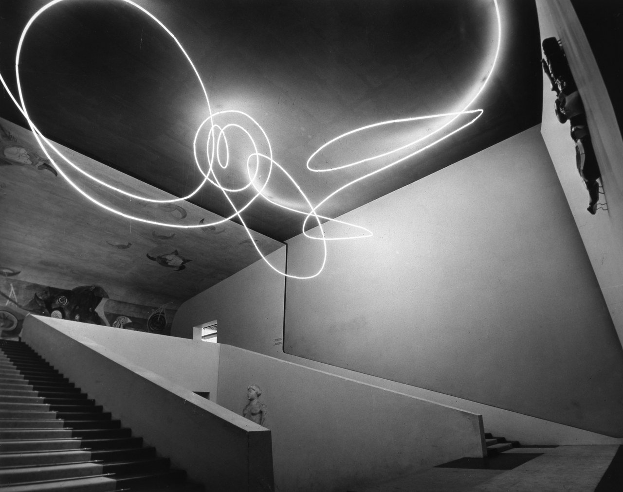 Lucio Fontana, Struttura al neon per la IX edizione della Triennale di Milano, 1951 ©Fondazione Fontana Lucio Fontana, Struttura al neon per la IX edizione della Triennale di Milano, 1951 ©Fondazione Fontana
