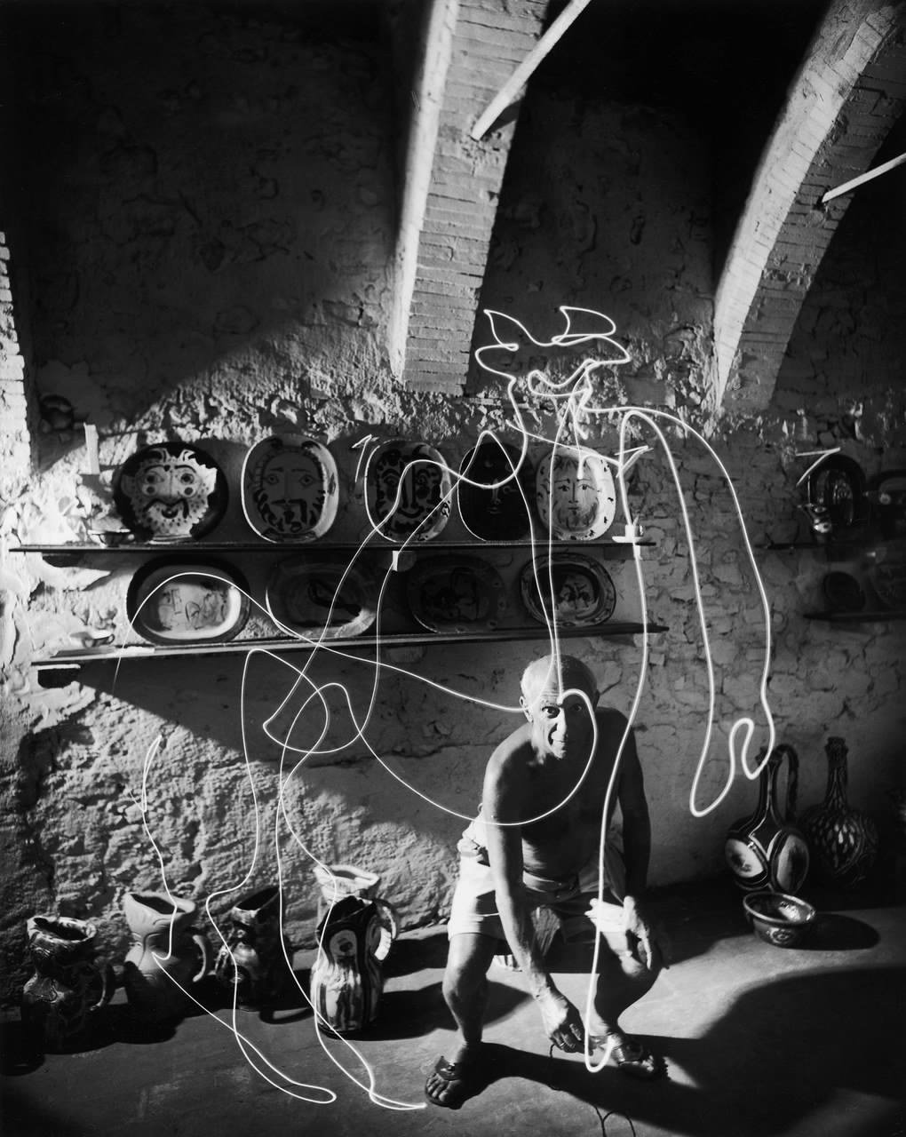 Picasso drawing with light, ©Gjon Mili in 1949 Picasso drawing with light, ©Gjon Mili in 1949