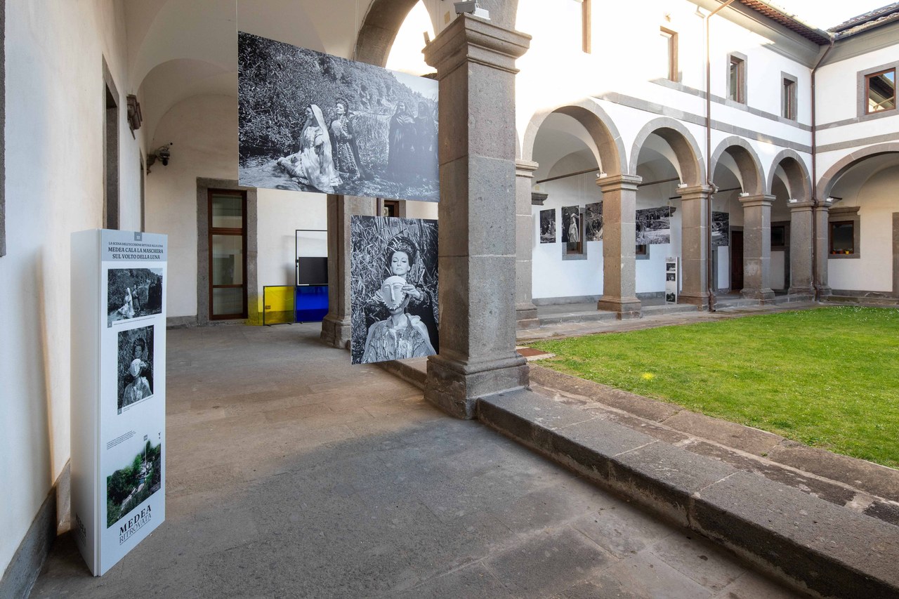 Medea ritrovata (allestimento Chiostro rinascimentale)