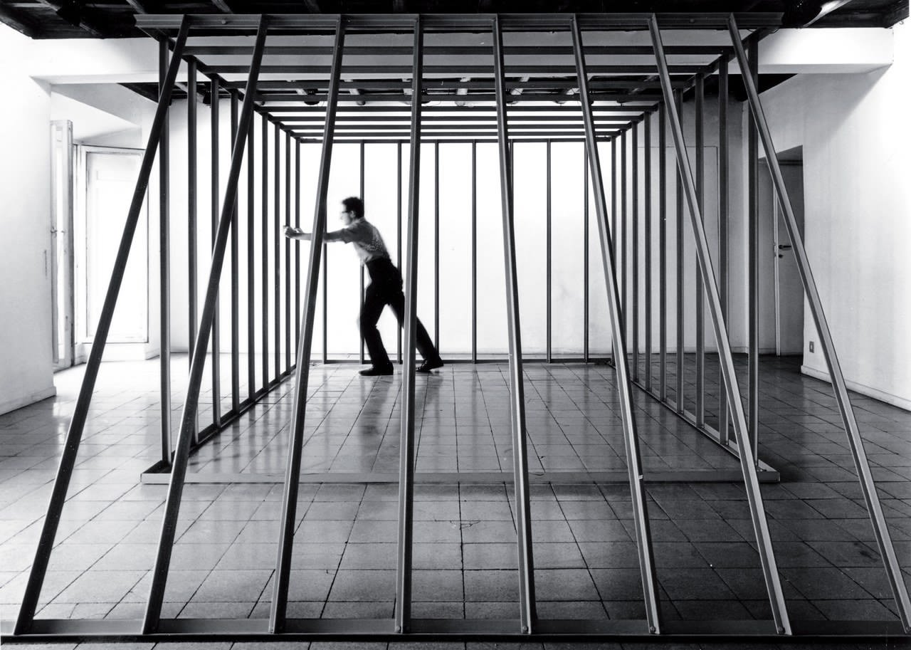 Paolo Icaro, Gabbia Pliniominio, 1967. Nell’allestimento della mostra personale alla Galleria La Tartaruga, Roma, 1967. Foto: Renato Gozzano. Courtesy: Archivio Paolo Icaro Paolo Icaro, Gabbia Pliniominio, 1967. Nell’allestimento della mostra personale alla Galleria La Tartaruga, Roma, 1967. Foto: Renato Gozzano. Courtesy: Archivio Paolo Icaro