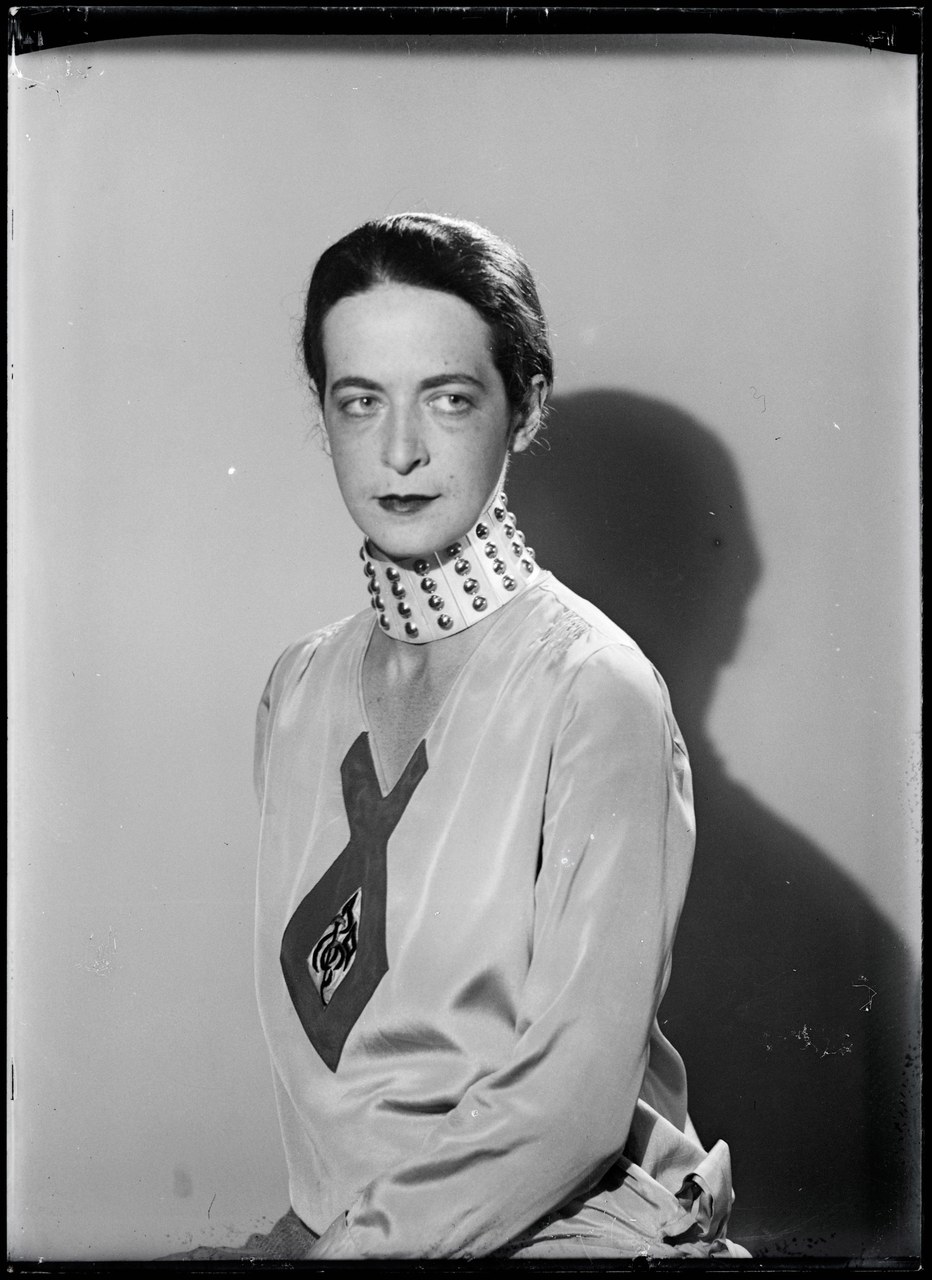 Man Ray, Marjorie Muir Worthington, 1930 ca, negativo alla gelatina d’argento su vetro (immagine ottenuta per inversione tonale), cm 9 x 6, Musée National d’Art Moderne, Parigi. © Man Ray Trust / Adagp