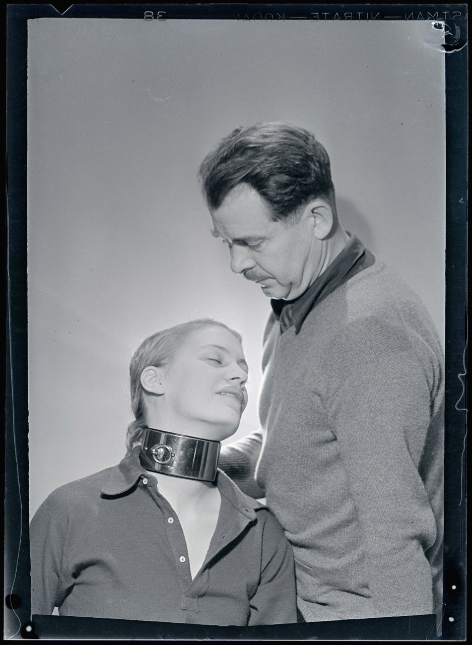 Man Ray, Lee Miller, William Seabrook, ca 1929-32, negativo alla gelatina d’argento su supporto flessibile nitrato (immagine ottenuta per inversione tonale), 9 x 6 cm, Musée National d’Art Moderne, Parigi. © Man Ray Trust / Adagp