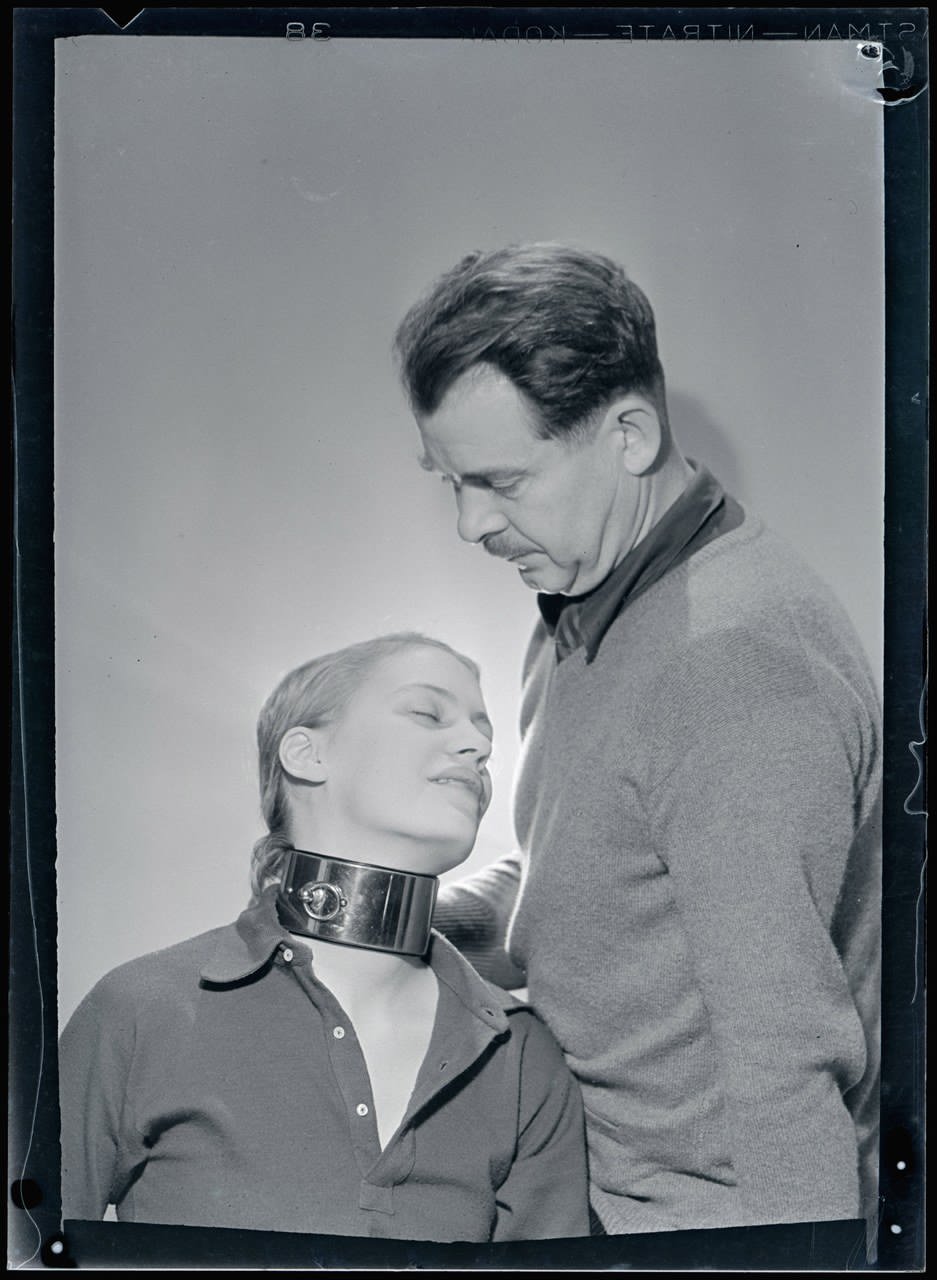 Man Ray, Lee Miller, William Seabrook, ca 1929-32, negativo alla gelatina d’argento su supporto flessibile nitrato (immagine ottenuta per inversione tonale), 9 x 6 cm, Musée National d’Art Moderne, Parigi. © Man Ray Trust / Adagp Man Ray, Lee Miller, William Seabrook, ca 1929-32, negativo alla gelatina d’argento su supporto flessibile nitrato (immagine ottenuta per inversione tonale), 9 x 6 cm, Musée National d’Art Moderne, Parigi. © Man Ray Trust / Adagp