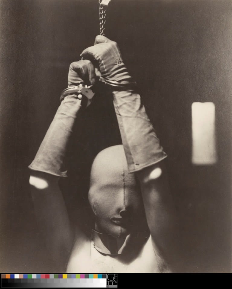 Man Ray (attribuito), Gloved figure, 1930 ca, stampa alla gelatina d’argento, 22,7 × 18,7 cm, J. Paul Getty Museum, © Man Ray Trust ARS-ADAGP Man Ray (attribuito), Gloved figure, 1930 ca, stampa alla gelatina d’argento, 22,7 × 18,7 cm, J. Paul Getty Museum, © Man Ray Trust ARS-ADAGP
