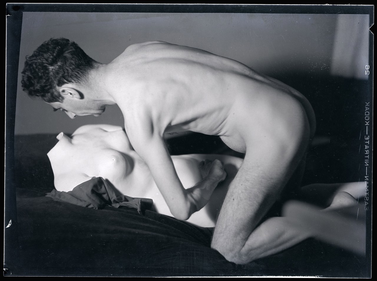Man Ray, Autoportrait nu avec un buste en plâtre, 1930 ca, negativo alla gelatina di bromuro d’argento su supporto flessibile nitrato (immagine ottenuta per inversione tonale), cm 8,5 x 11,5, Musée National d’Art Moderne, Parigi © Man Ray Trust / Adagp