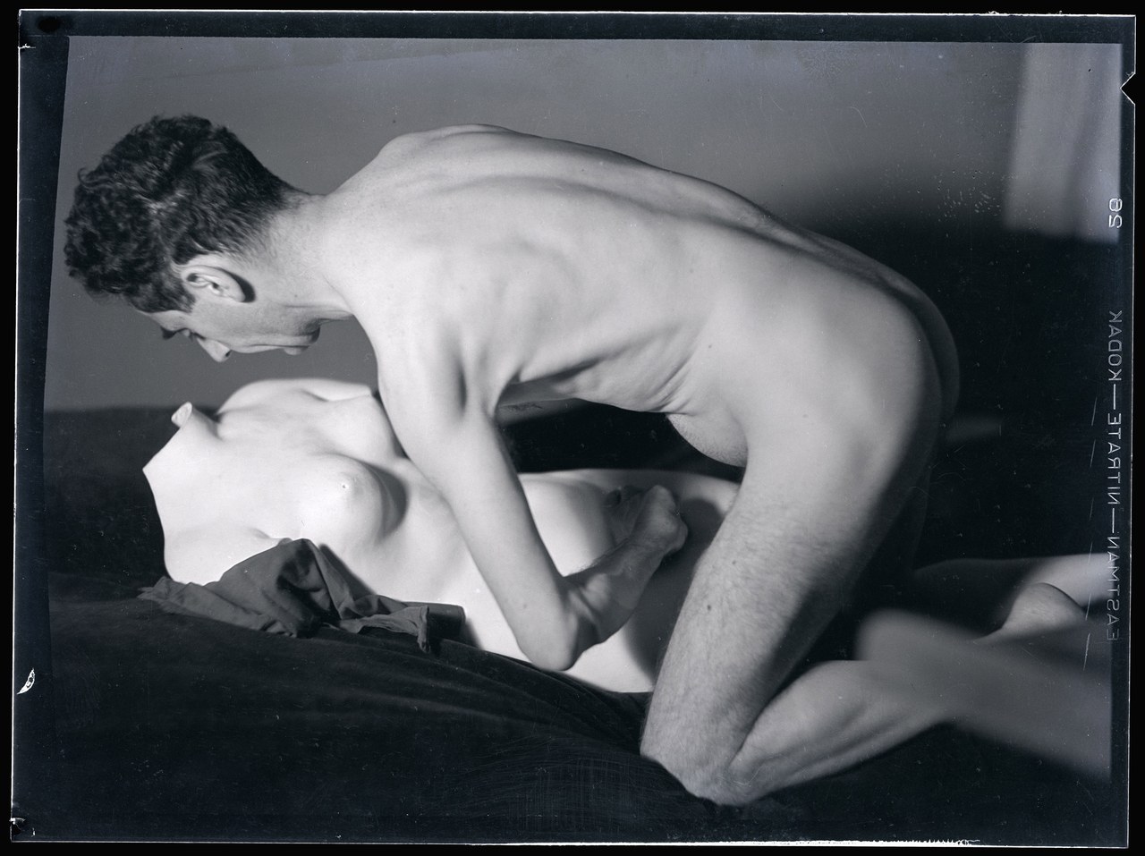 Man Ray, Autoportrait nu avec un buste en plâtre, 1930 ca, negativo alla gelatina di bromuro d’argento su supporto flessibile nitrato (immagine ottenuta per inversione tonale), cm 8,5 x 11,5, Musée National d’Art Moderne, Parigi © Man Ray Trust / Adagp Man Ray, Autoportrait nu avec un buste en plâtre, 1930 ca, negativo alla gelatina di bromuro d’argento su supporto flessibile nitrato (immagine ottenuta per inversione tonale), cm 8,5 x 11,5, Musée National d’Art Moderne, Parigi © Man Ray Trust / Adagp