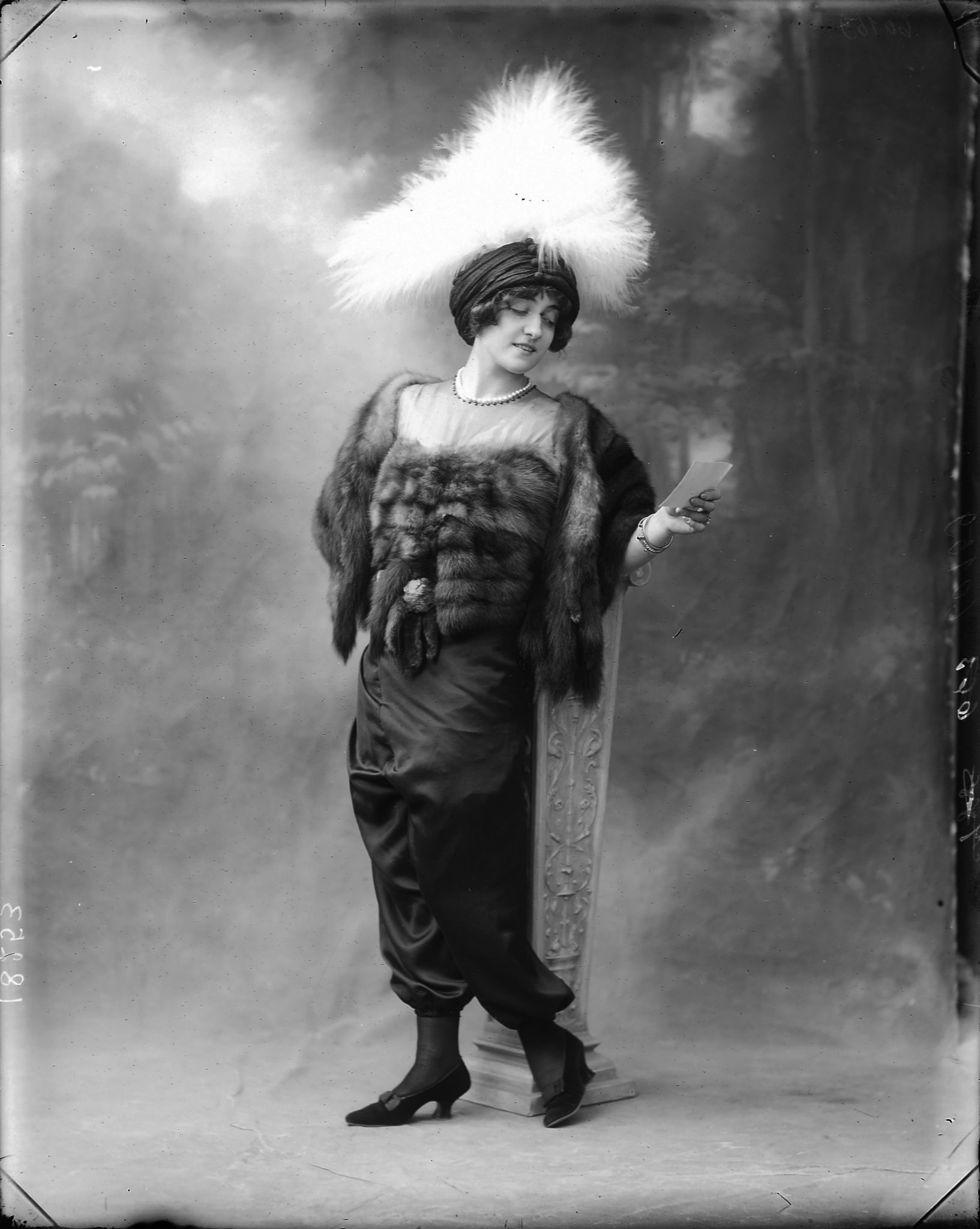  Lyda Borelli con la jupe-culotte, 1911 circa. Fotografia di Mario Numes Vais. ICCD-GFN, Archivio Nunes Vais, Roma