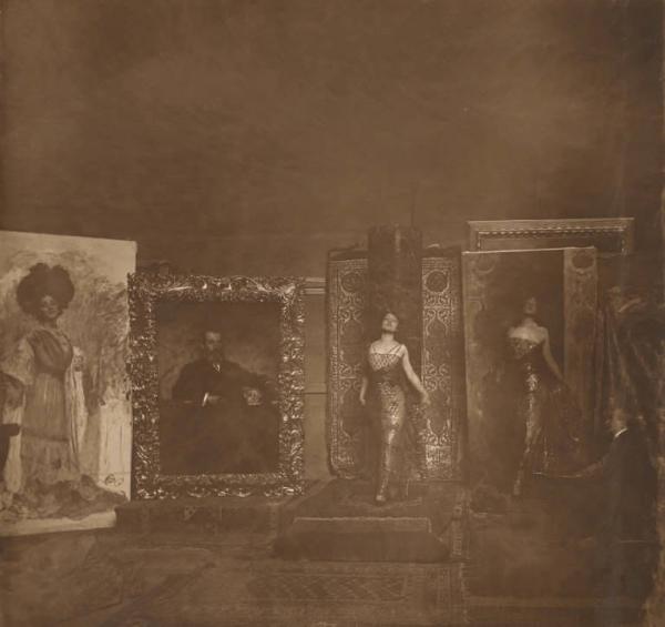  Nello studio del pittore. Lyda Borelli con il costume di scena di Salomè nello studio del pittore Cesare Tallone, 1911. Foto di Emilio Sommariva, SIAE - Biblioteca e Raccolta Teatrale del Burcardo, Roma