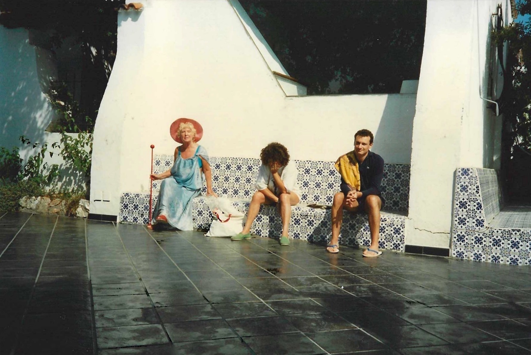 Una fotografia di Elsa de’ Giorgi, Maria Grazia Rombaldi e Roberto Deidier (giugno 1989, San Felice Circeo). Per gentile concessione di Roberto Deidier