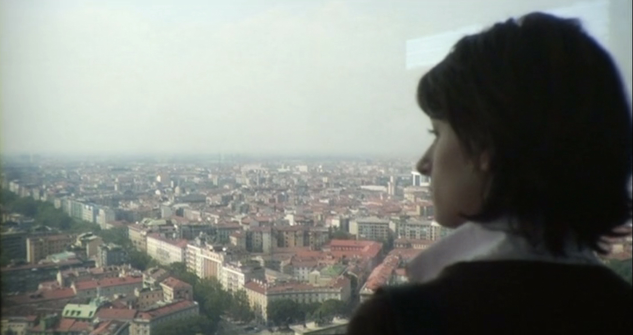  Claudia guarda Milano dalla Torre Branca. Screenshot da terzi,Come l’ombra (2006), di Marina Spada