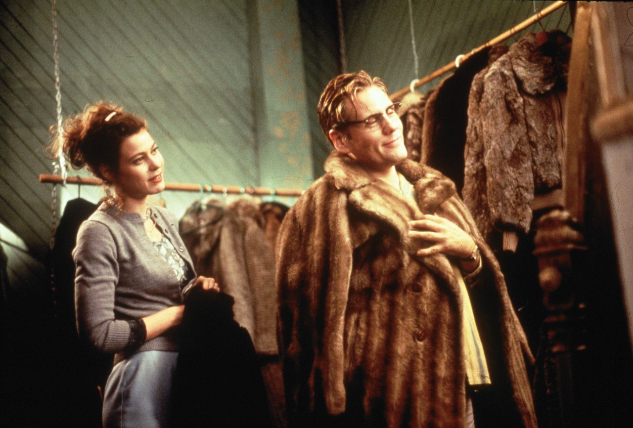 Alan Taylor, Palookaville, 1995, Fotografia di scena che mostra Enid e Sid nella sequenza ispirata a Desiderio in novembre, ©Album / Alamy Stock Photo Alan Taylor, Palookaville, 1995, Fotografia di scena che mostra Enid e Sid nella sequenza ispirata a Desiderio in novembre, ©Album / Alamy Stock Photo