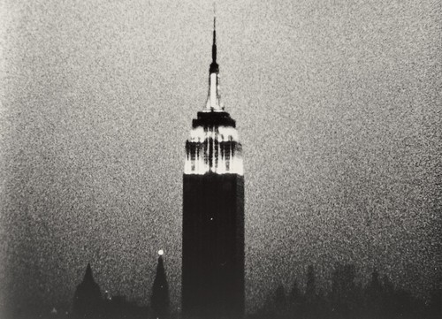 Fotogramma da A. Warhol, Empire (1964) Fotogramma da A. Warhol, Empire (1964)