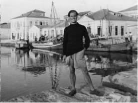 Un giovane Patrick Leigh Fermor in un porticciolo greco, poco dopo il viaggio attraverso l’Europa descritto nella trilogia di Tempo di Regali, Fra i boschi e l’acqua e La strada interrotta. © Un giovane Patrick Leigh Fermor in un porticciolo greco, poco dopo il viaggio attraverso l’Europa descritto nella trilogia di Tempo di Regali, Fra i boschi e l’acqua e La strada interrotta. ©