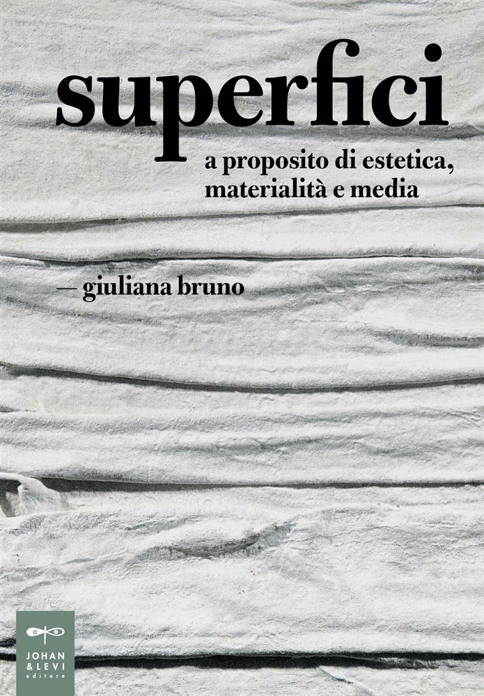  Copertina del volume Superfici di Giuliana Bruno (Johan & Levi, 2016)