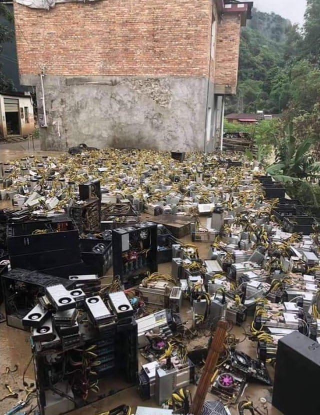 Anonimo, Fattoria di criptovalute allagata, Sichuan, Cina, 2018. Image in the public domain