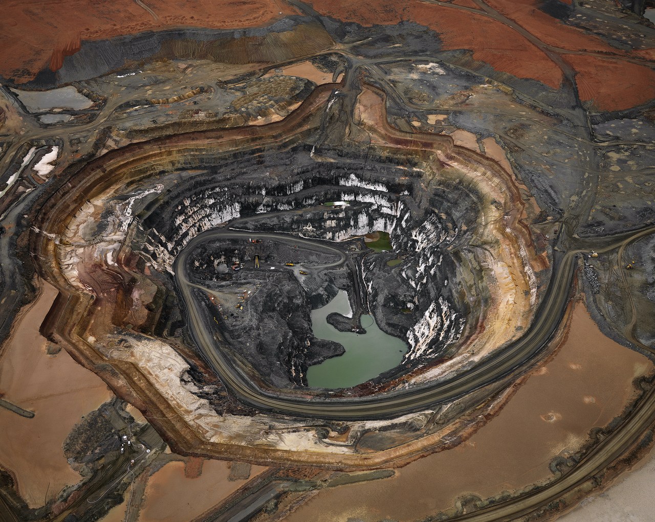 Edward Burtynsky, Silver Lake Operations, Lake Lefroy, Western Australia, 2007 © Edward Burtynsky, courtesy Nicholas Metivier Gallery, Toronto Edward Burtynsky, Silver Lake Operations, Lake Lefroy, Western Australia, 2007 © Edward Burtynsky, courtesy Nicholas Metivier Gallery, Toronto