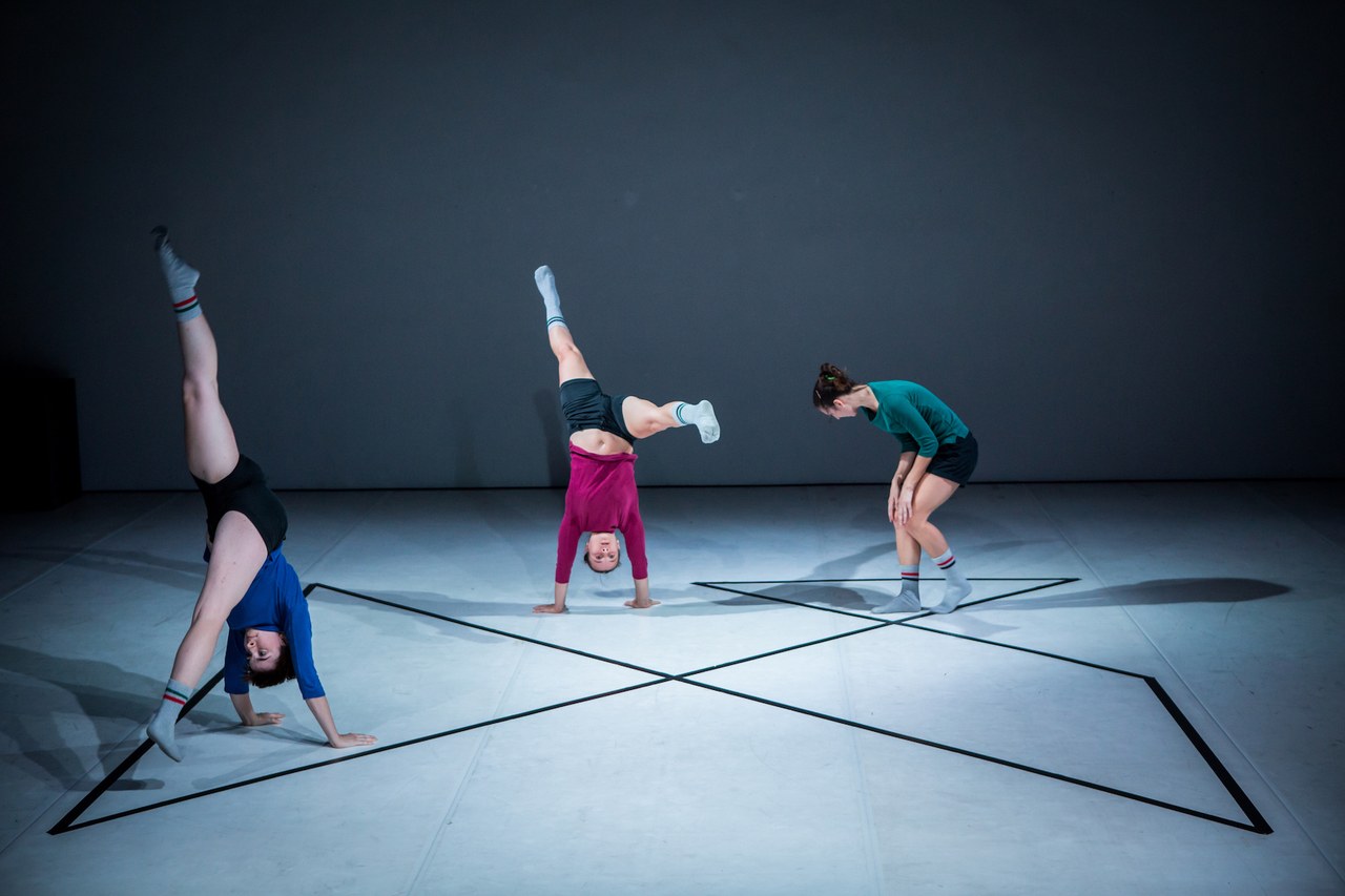  Alphabet: Mappe, danzatori: Carolina Amoretti, Sissj Bassani e Rhuena Bracci; ph. Ilaria Costanzo