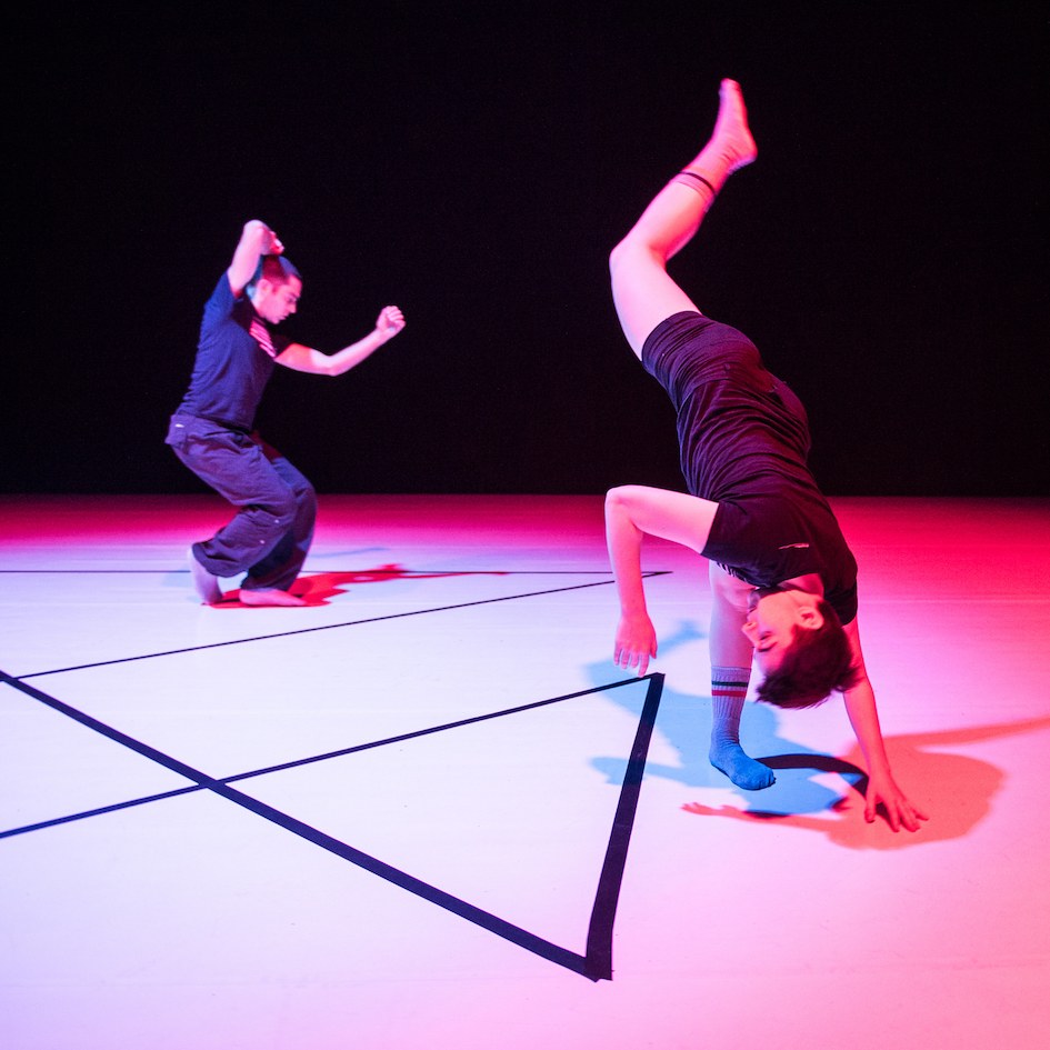  Alphabet: Sistema, danzatori: Carolina Amoretti, Sissj Bassani e Marco valerio Amico. Scenario Pubblico, Catania 1-2 dicembre 2018; ph. Serena Nicoletti