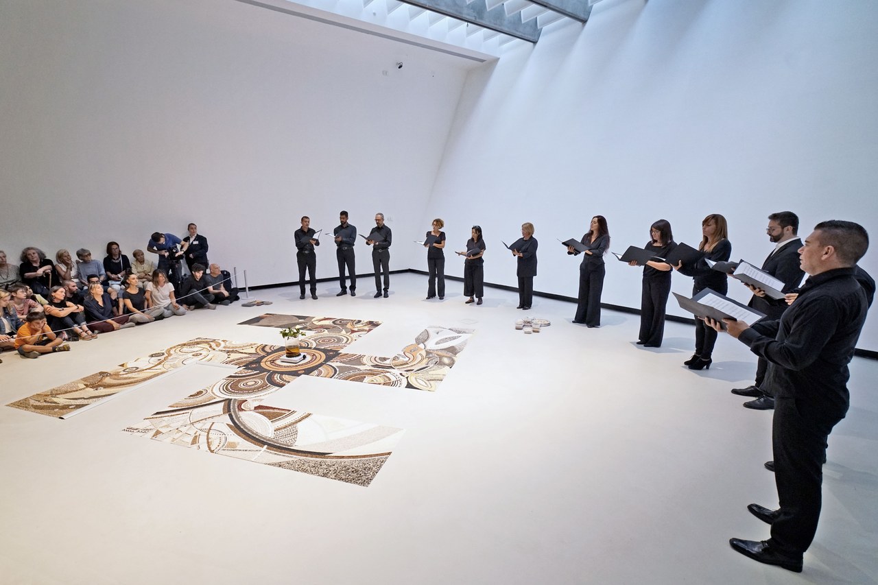 Bruna Esposito, e così sia…, 2000, epilogo canoro del Ready Made Ensemble su musica di Andries van Rossem, in occasione di Focus Bruna Esposito. e così sia…, MAXXI, Roma 2017. Foto: Luis Do Rosario. Courtesy Fondazione MAXXI