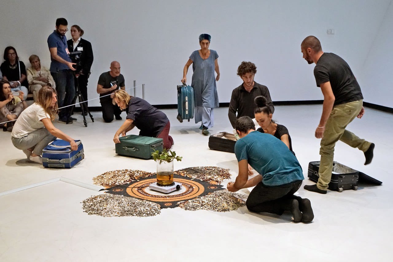 Bruna Esposito, e così sia…, 2000, disfacimento della posa in opera in occasione di Focus Bruna Esposito. e così sia…, MAXXI, Roma 2017. Foto: Luis Do Rosario. Courtesy Fondazione MAXXI