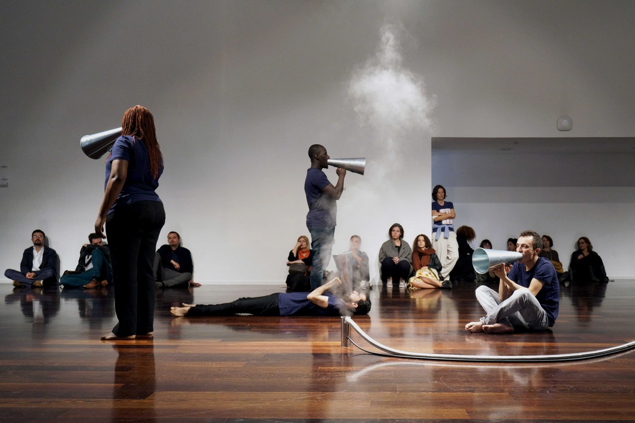Francesca Grilli, The Forgetting of Air, 2016, nell’ambito di Azione-Interazione, MAXXI, Roma 11 ottobre 2016, con Hassanein Ali Al Zubaidi, Aminata Fofana, Ahmed Tanbouz, Moustapha Drame, Mamina Sanyang. Foto: Luis Do Rosario. Courtesy Fondazione MAXXI