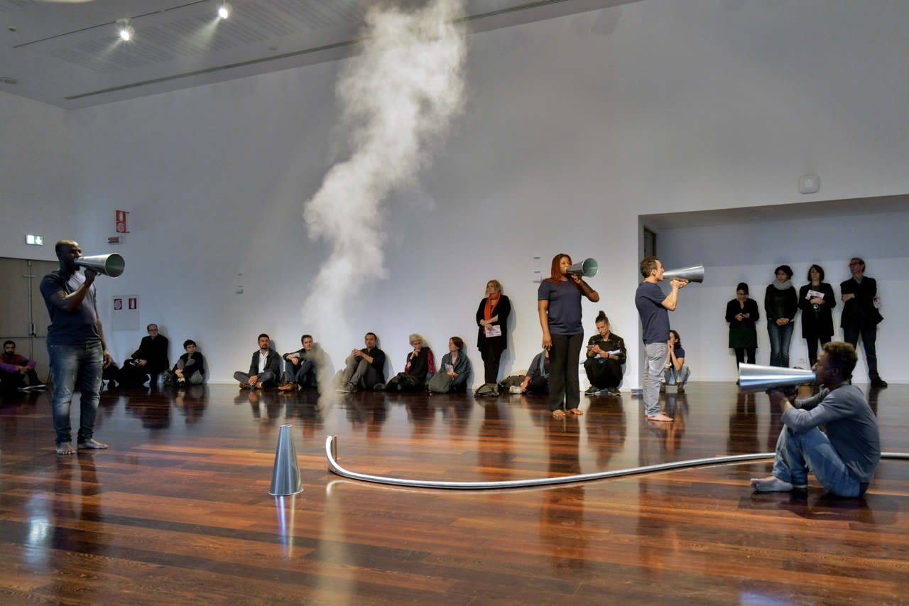 Francesca Grilli, The Forgetting of Air, 2016, nell’ambito di Azione-Interazione, MAXXI, Roma 11 ottobre 2016, con Hassanein Ali Al Zubaidi, Aminata Fofana, Ahmed Tanbouz, Moustapha Drame, Mamina Sanyang. Foto: Luis Do Rosario. Courtesy Fondazione MAXXI