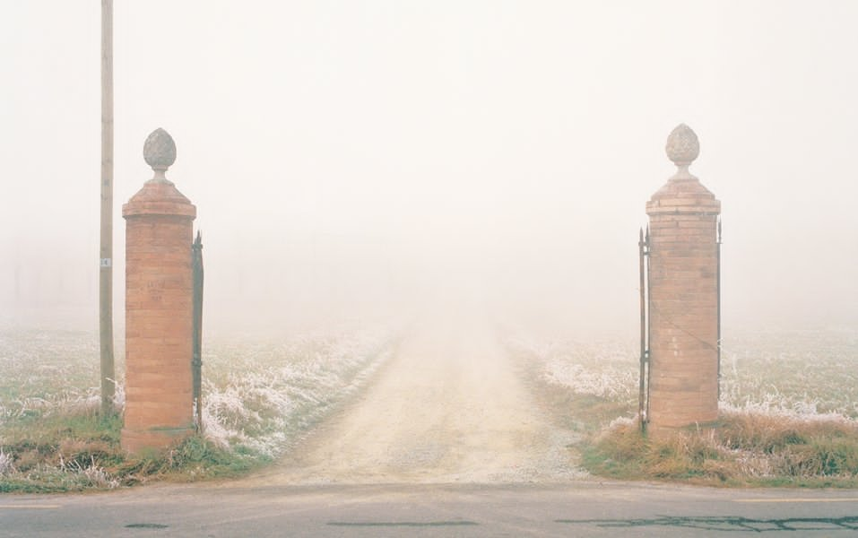   ©Luigi Ghirri, Formigine 1985. Eredi di Luigi Ghirri. Biblioteca Panizzi, Reggio Emilia