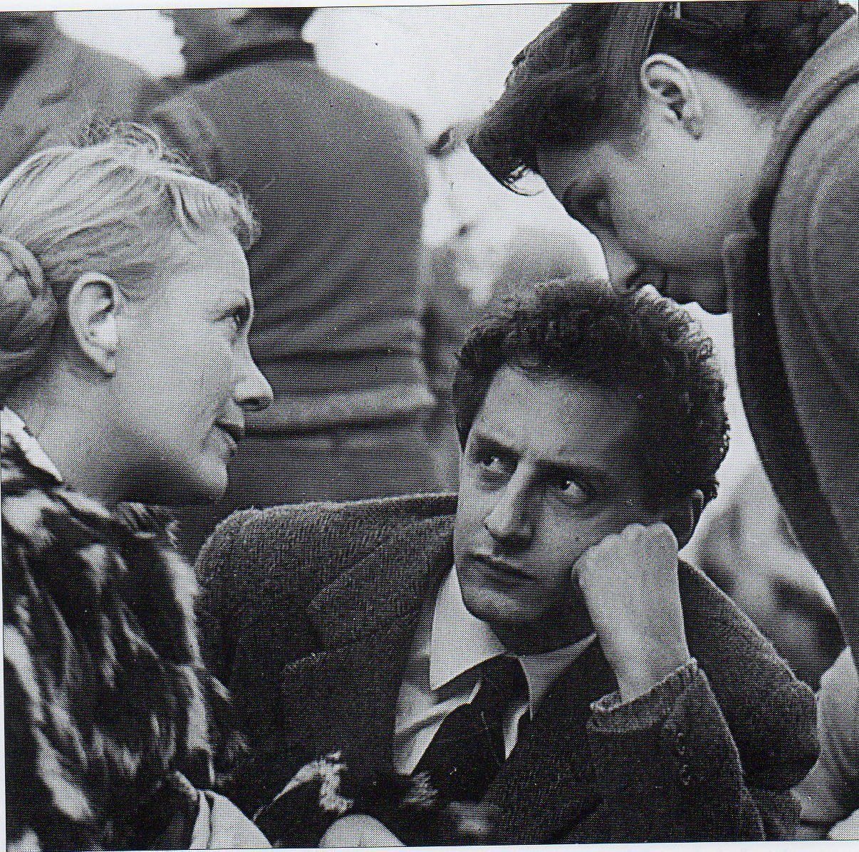 Isa Miranda, Francesco Maselli e Goliarda Sapienza sul set de Gli sbandati (1955) © Archivio Sapienza Pellegrino Isa Miranda, Francesco Maselli e Goliarda Sapienza sul set de Gli sbandati (1955) © Archivio Sapienza Pellegrino