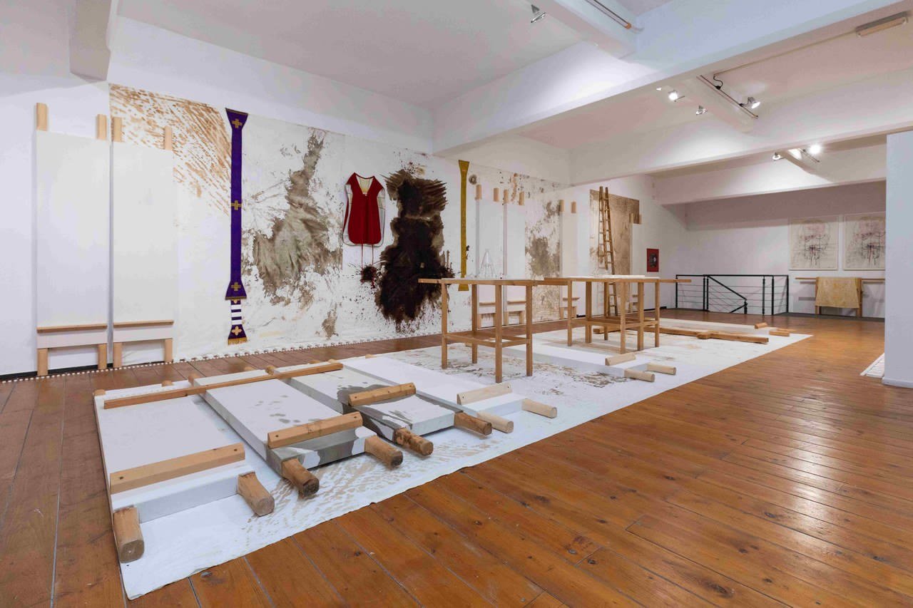 Hermann Nitsch, 50 anni di amicizia 1974-2024. Museo Hermann Nitsch, Napoli, allestimento 2024-2026. Foto: Amedeo Benestante. Courtesy Fondazione Morra, Napoli. L’allestimento è composto dai relitti della 158.aktion, che si è svolta presso il Museo Nitsch nel 2020