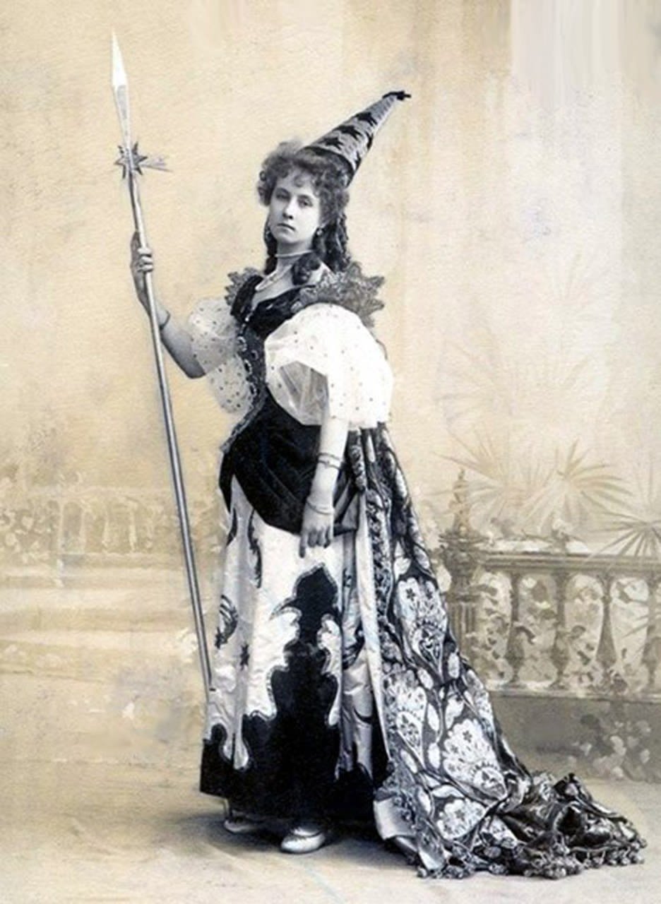 La ballerina Olba Leonova nel costume dello Spirito della Curiosità nel balletto Barbe-bleue del coreografo Marius Petipa e del compositore Pyotr Schenk, 1896 (Wikimedia Commons) La ballerina Olba Leonova nel costume dello Spirito della Curiosità nel balletto Barbe-bleue del coreografo Marius Petipa e del compositore Pyotr Schenk, 1896 (Wikimedia Commons)