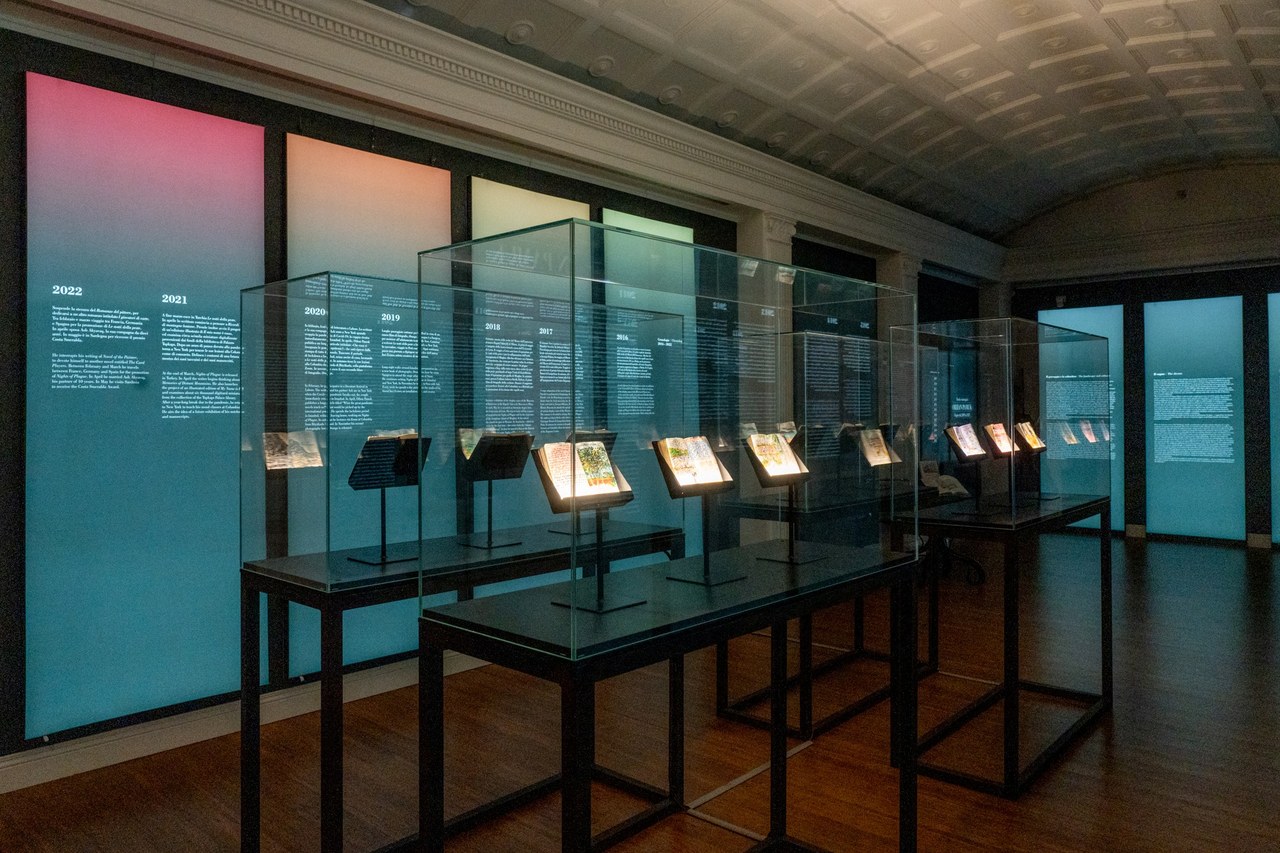 Allestimento della mostra Orhan Pamuk. Parole e immagini, a cura di Edoardo Pepino (Fontanellato (PR), Labirinto della Masone di Franco Maria Ricci, 18 novembre 2023-17 marzo 2024). ©Labirinto della Masone