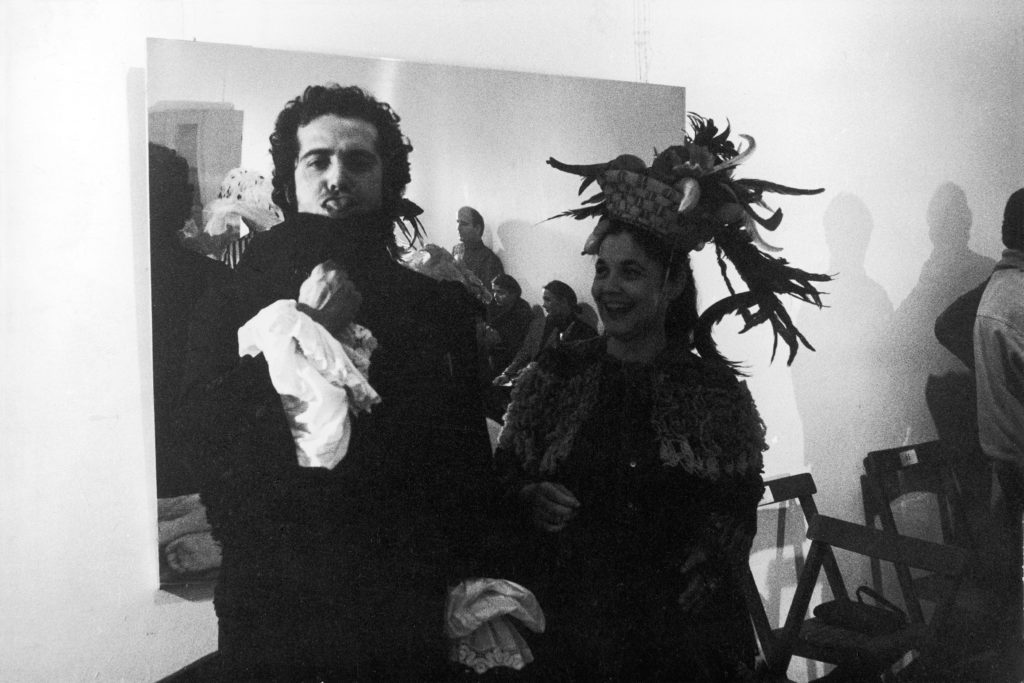 Pino Pascali ed Efi Kounellis indossano costumi di scena in occasione della mostra di Michelangelo Pistoletto, Galleria L’Attico, Roma, febbraio 1968. Photo Claudio Abate / @Archivio Claudio Abate, Courtesy Cittadellarte-Fondazione Pistoletto, Biella