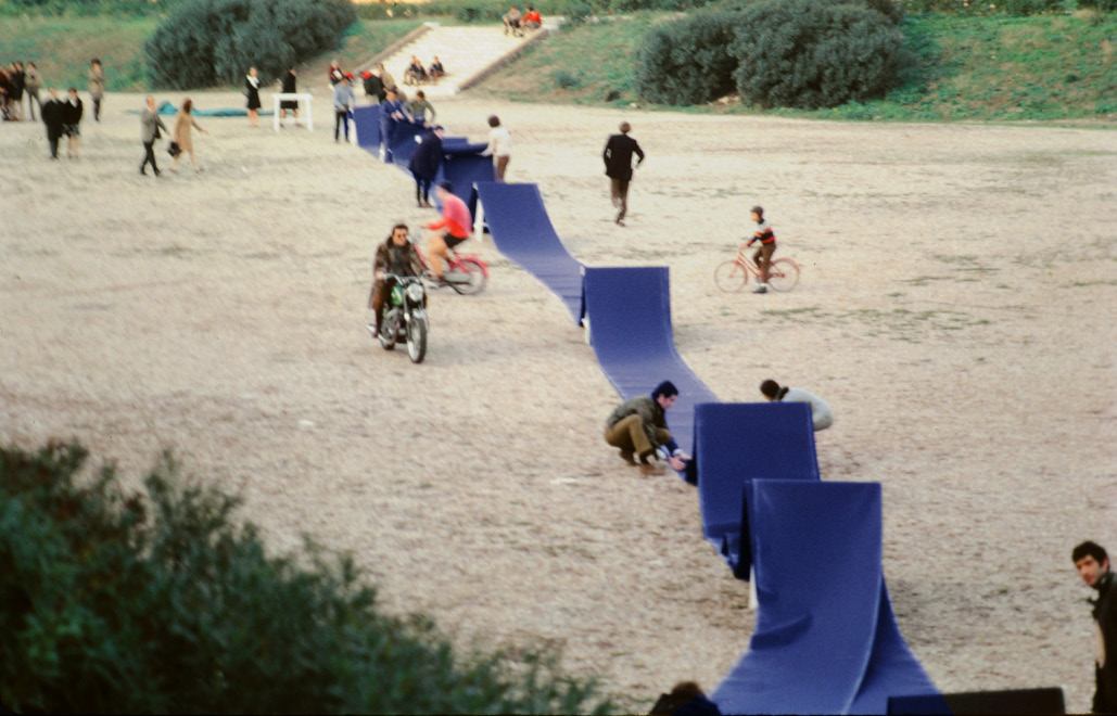 Eliseo Mattiacci, Lavori in corso (Scultura salta ostacoli), Roma, Circo Massimo, 23 novembre 1968. Photo Claudio Abate / @Archivio Claudio Abate, Courtesy Studio Eliseo Mattiacci