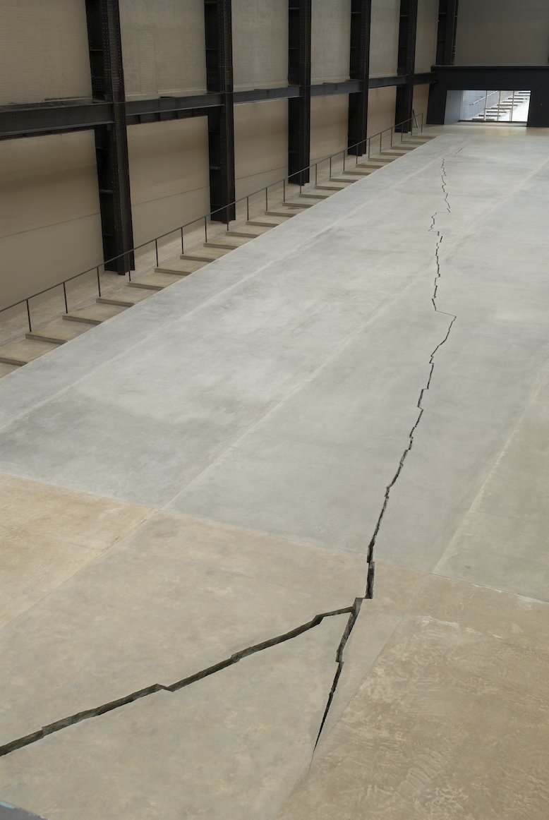  Doris Salcedo, Shibboleth, installation, 641 × 468 mm, London, Tate Modern Gallery, 2007. Courtesy: Doris Salcedo, Shibboleth, Tate Modern Turbine Hall, 9 October 2007 – 24 March 2008: © the artist. Photo ©Stephen White. Courtesy White Cube