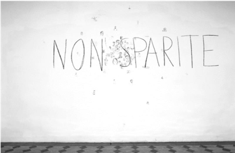 Alessandro Vasari, foto della performance di Tommaso Pincio, Non sparite, 2006 Alessandro Vasari, foto della performance di Tommaso Pincio, Non sparite, 2006
