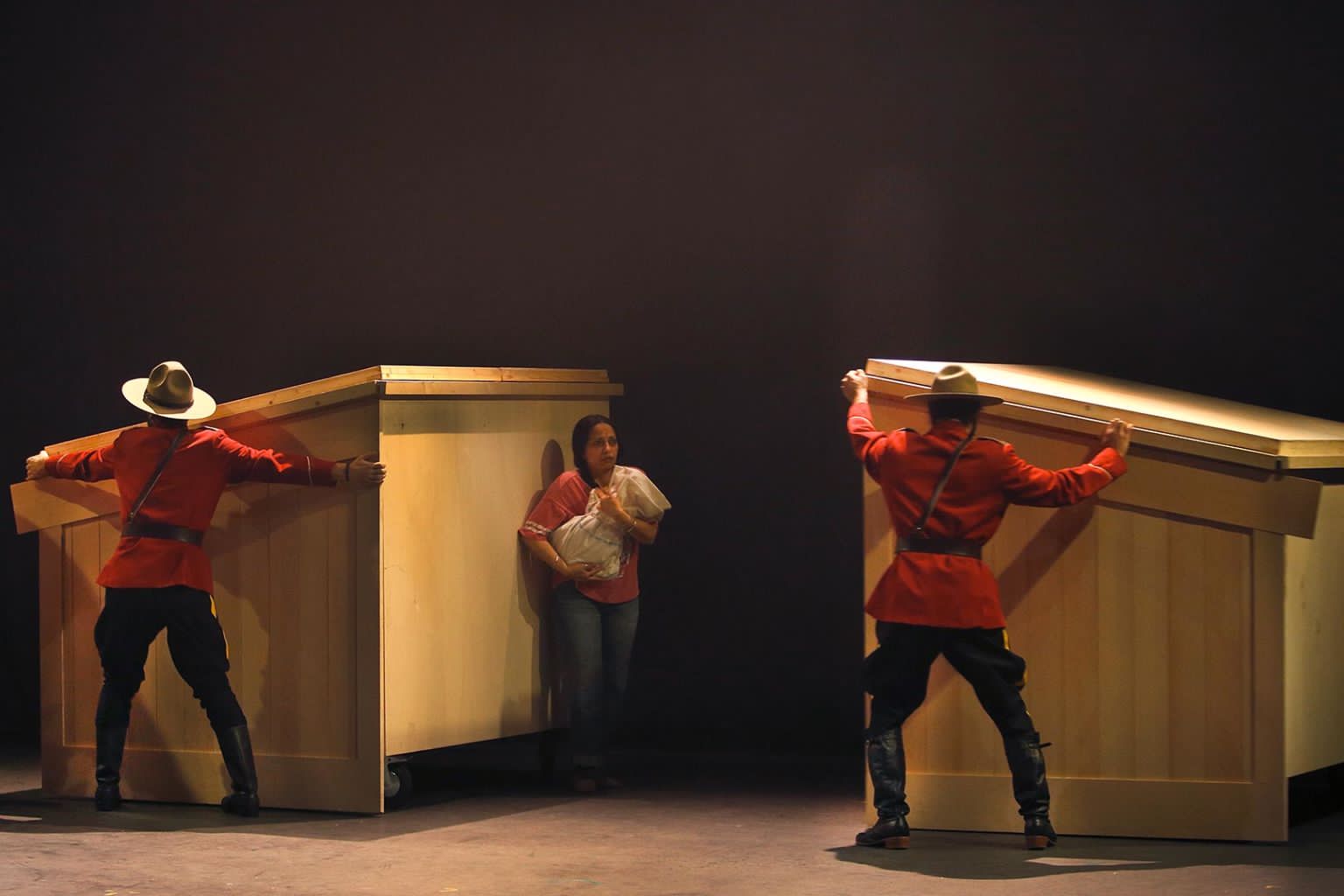 Giubbe rosse. Ph. Michèle Laurent, dal sito ufficiale del Théâtre du Soleil Giubbe rosse. Ph. Michèle Laurent, dal sito ufficiale del Théâtre du Soleil