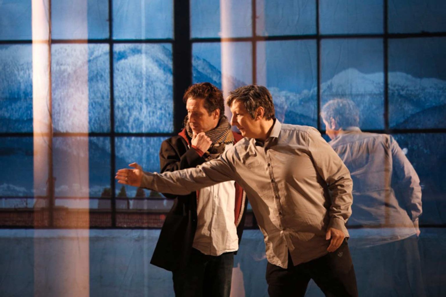  Robert Lepage con gli attori. Ph. Michèle Laurent, dal sito ufficiale del Théâtre du Soleil