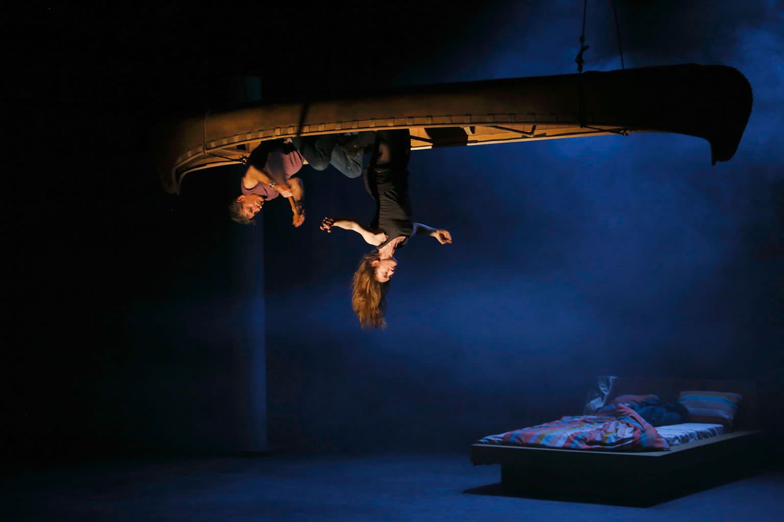 Canoa rovesciata. Ph. Michèle Laurent, dal sito ufficiale del Théâtre du Soleil Canoa rovesciata. Ph. Michèle Laurent, dal sito ufficiale del Théâtre du Soleil
