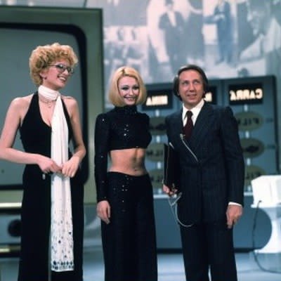  Mina e Raffaella Carrà con Mike Buongiorno nella quarta puntata, dedicata alla televisione (6.04.1974)