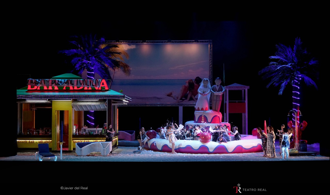   L’Elisir d’amore, Teatro Real di Madrid 2013. Regia di Damiano Michieletto, scene di Paolo Fantin, costumi di Silvia Aymonino, © Javier del Real, Teatro Real