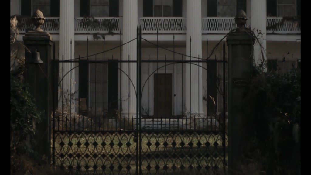 <p>Fig. 8: Un cancello chiuso sul destino maschile in <em>L&rsquo;inganno </em>(<em>The Beguiled</em>, 2017) di S. Coppola. Screenshot da terzi del film.</p>