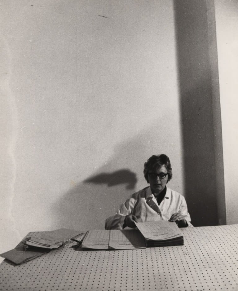 Tomaso Binga, L’ordine alfabetico, fotografia della performance, Studio Pierelli, Roma 1973 Tomaso Binga, L’ordine alfabetico, fotografia della performance, Studio Pierelli, Roma 1973
