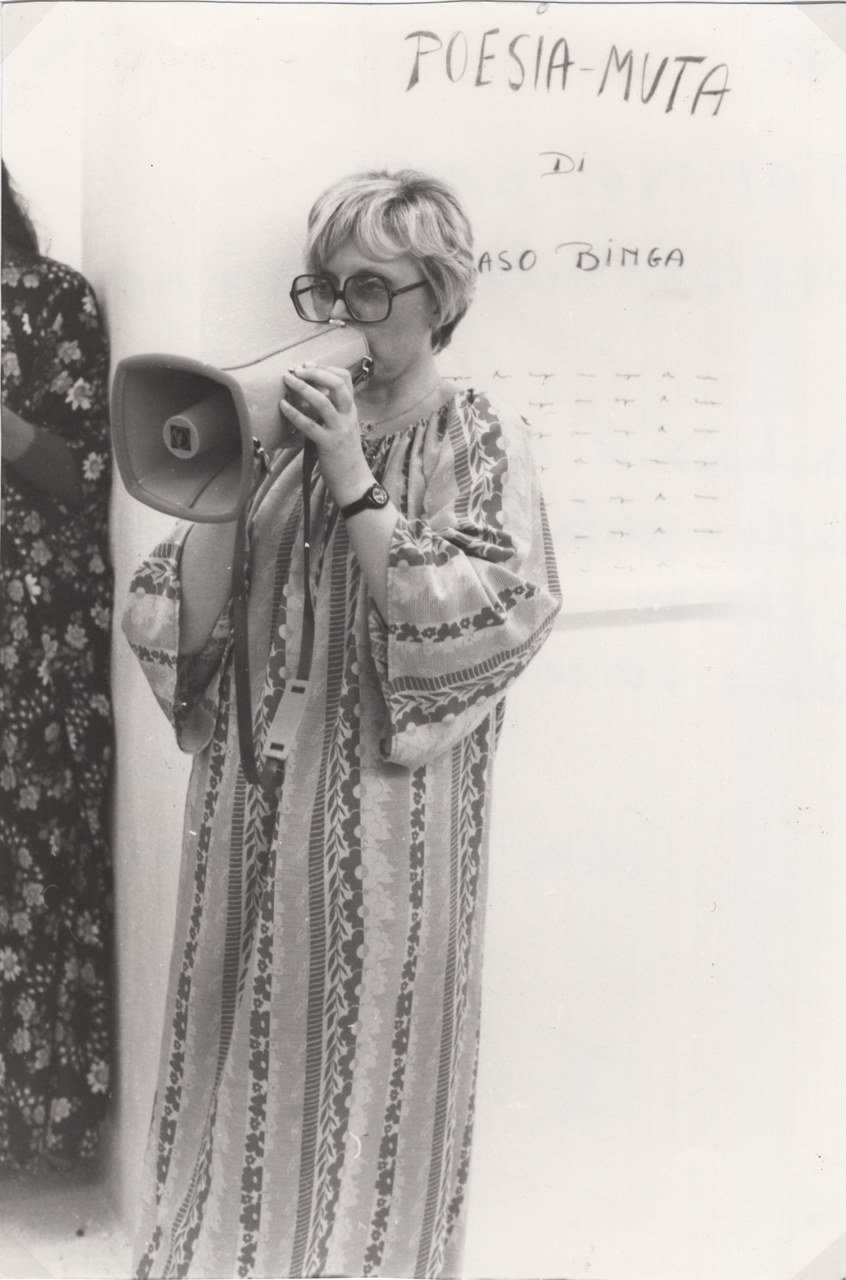 Tomaso Binga, Poesia muta, fotografia della performance, Salerno 1977 Tomaso Binga, Poesia muta, fotografia della performance, Salerno 1977
