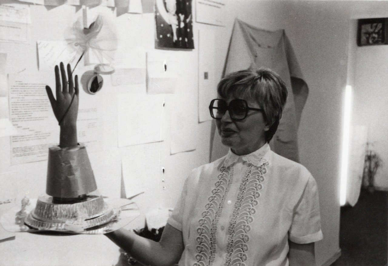 Tomaso Binga alla galleria Campo D di Roma durante l’inaugurazione della mostra-evento Bianca Menna e Tomaso Binga. Oggi spose, 1977 Tomaso Binga alla galleria Campo D di Roma durante l’inaugurazione della mostra-evento Bianca Menna e Tomaso Binga. Oggi spose, 1977