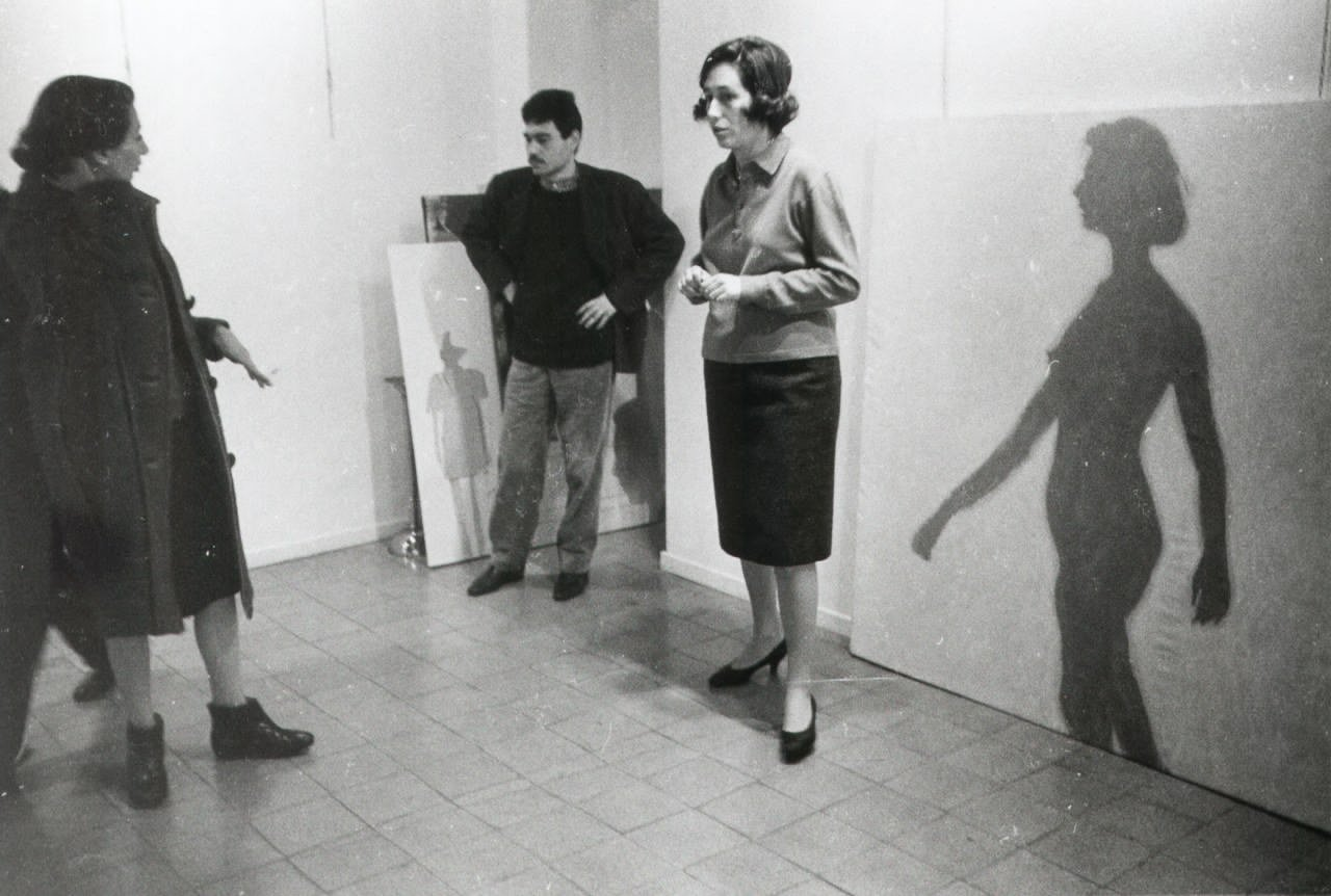 Foto dell’allestimento della mostra Angeli, Bignardi, Festa, Fioroni, Kounellis, Lombardo, Mambor, Tacchi, Galleria La Tartaruga, Roma, marzo del 1964