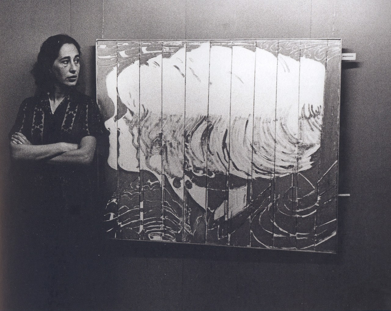  Giosetta Fioroni vicino all’opera Fascino durante l’allestimento della mostra personale alla Galleria del Cavallino, Venezia, aprile 1965